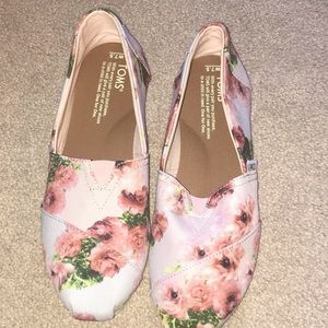 NWOT Tom’s Floral Print